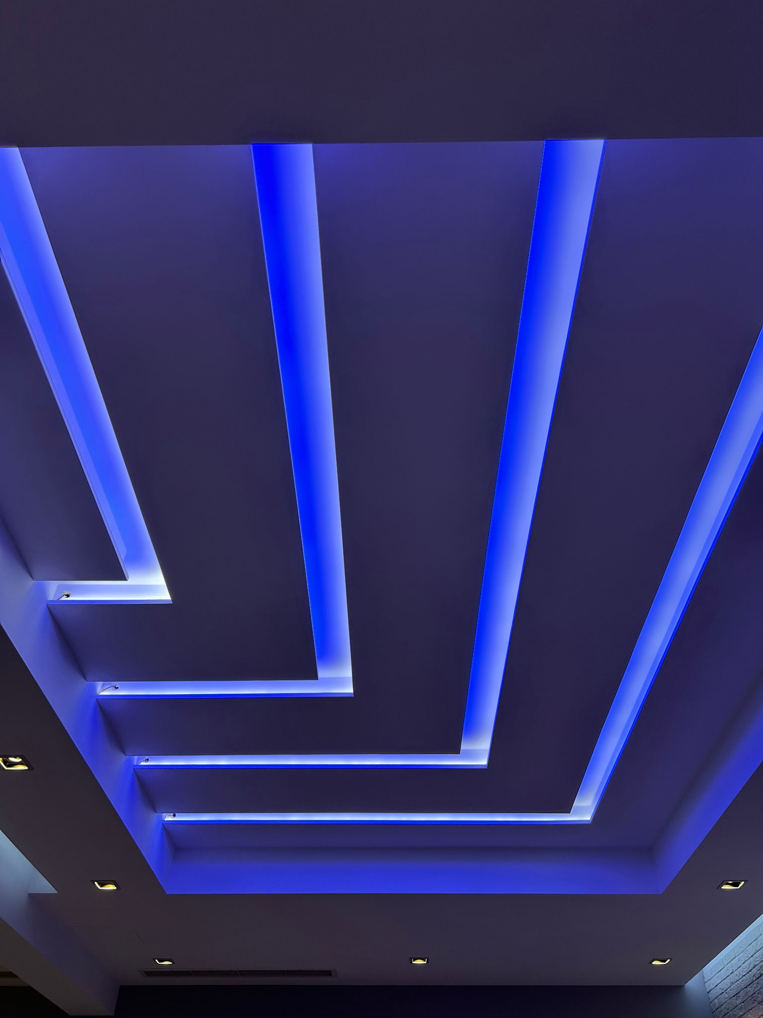 Таван от гипсокартон със синя LED подсветка